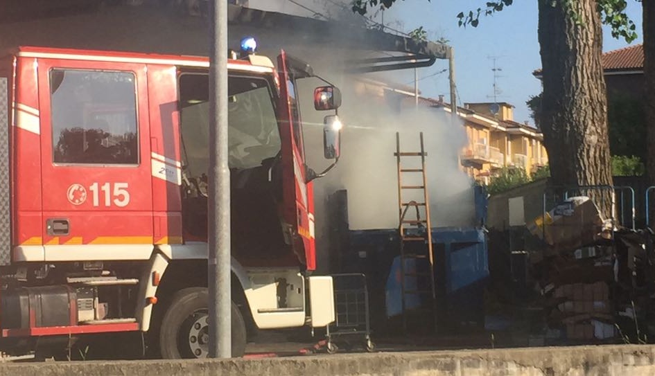 Paura sul lungolago: bruciano i rifiuti