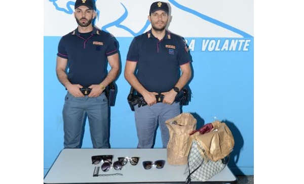 Riveste la borsetta con domopack e ruba occhiali griffati