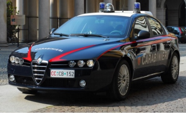 Sfonda una finestra e aggredisce la vicina