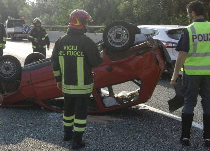 Si ribalta in autostrada: un ferito
