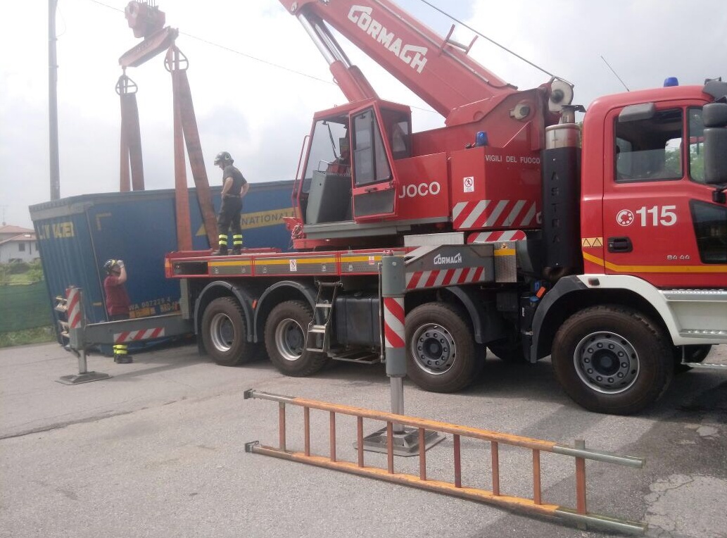 Sizzano: pompieri per rimuovere un container