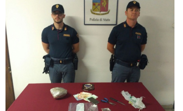 Sorpreso a vendere erba alla fermata del bus