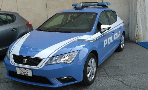 Tenta di gettarsi dal 2° piano, la polizia la salva