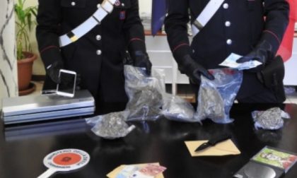 Trovato con un coltello, gli scoprono 700 grammi di marijuana in casa