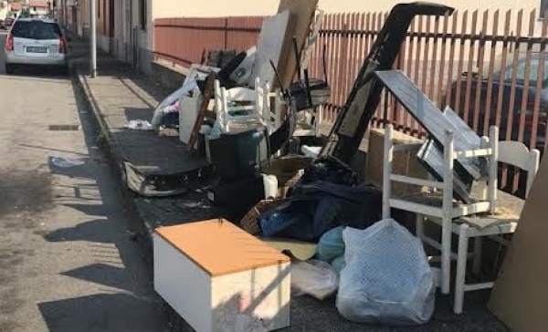 Una montagna di rifiuti: altra multa da 500 euro