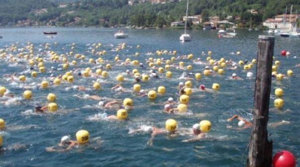 A nuoto da Pella ad Orta per Anpas ed Emergency