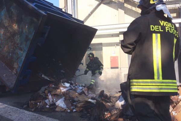 Arona: a fuoco rifiuti in viale Baracca
