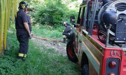 Arona: incendio alla Rocca, in fiamme alcune sterpaglie