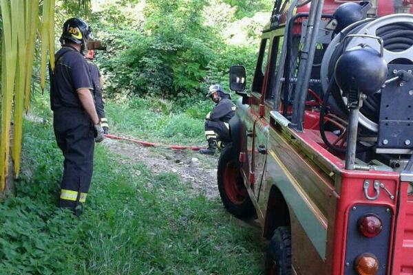 Arona: incendio alla Rocca, in fiamme alcune sterpaglie