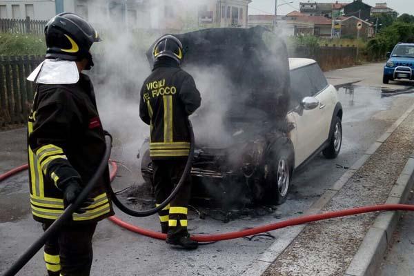 Auto a fuoco: intervento dei Vigili del fuoco di Romagnano