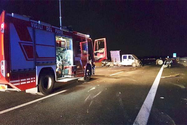 Autocarro che trasportava gasolio si ribalta in A4