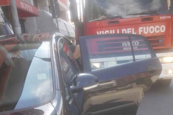 Bimba di 15 mesi resta accidentalmente chiusa in auto, liberata dai Vigili del fuoco