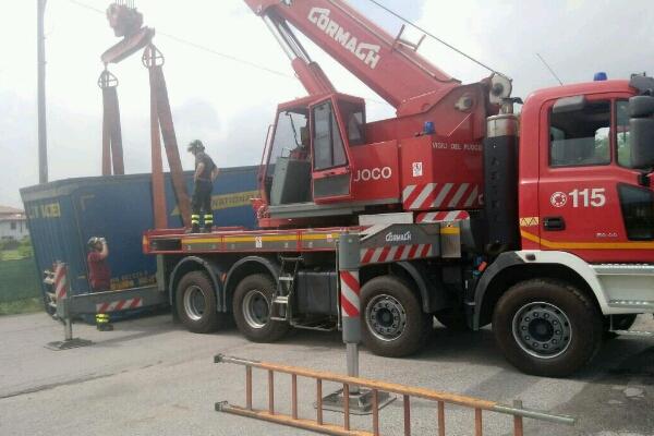 Container perso da un camion, intervento dei Vigili del fuoco