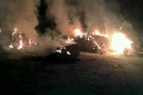 Deposito di rotoballe in fieno a fuoco a Pombia