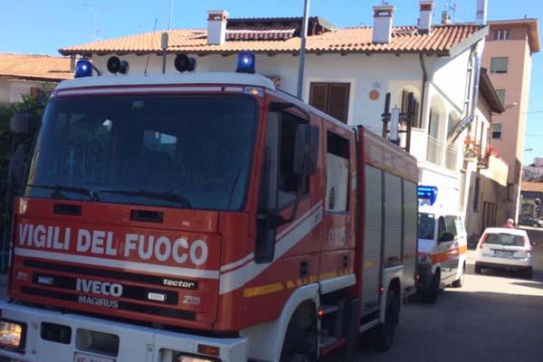Donna bloccata in casa dopo una caduta: soccorsa dai pompieri
