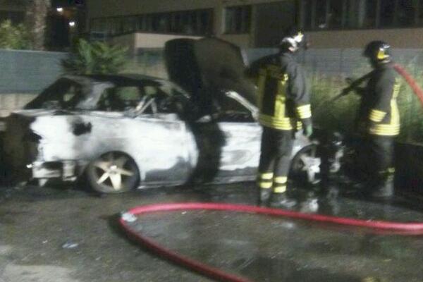 Due auto in fiamme a Borgo Ticino