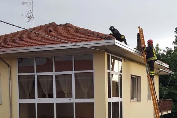 Fiamme a un tetto a Pombia