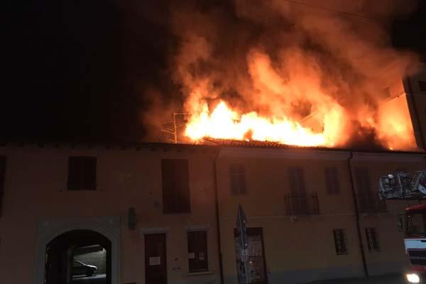 Fiamme da un tetto a Casalbeltrame