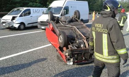 Incidente in A26, auto ribaltata