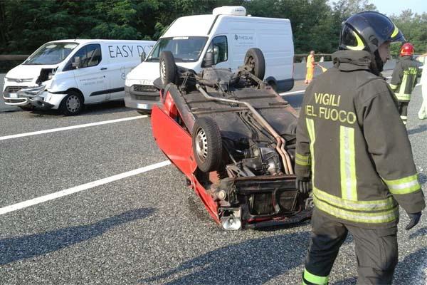 Incidente in A26, auto ribaltata