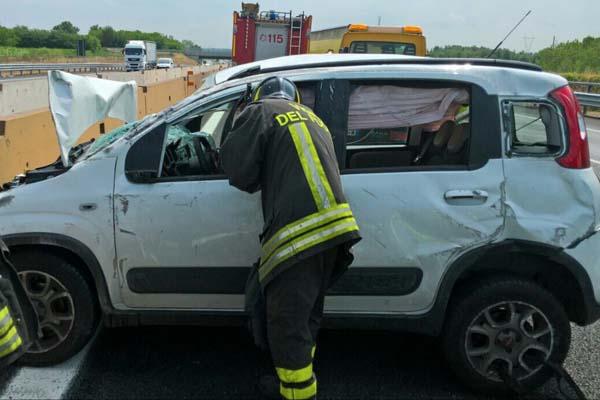 Incidente in A4 all’altezza di Romentino, auto si ribalta
