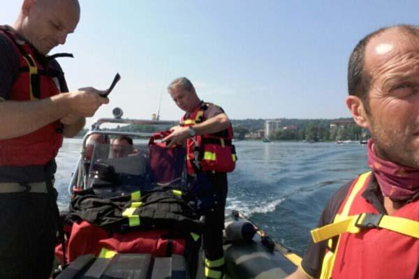 Intervento nel lago Maggiore per una boa che stava creando un potenziale pericolo alla navigazione