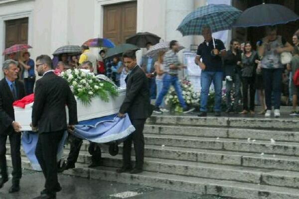 L’ultimo abbraccio alla piccola Erika