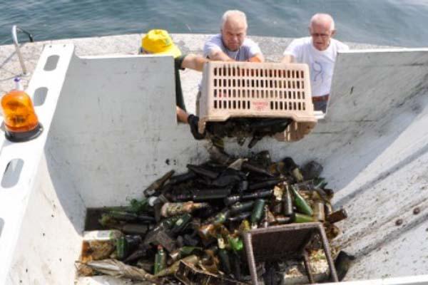 Sui fondali 250 kg di vetri