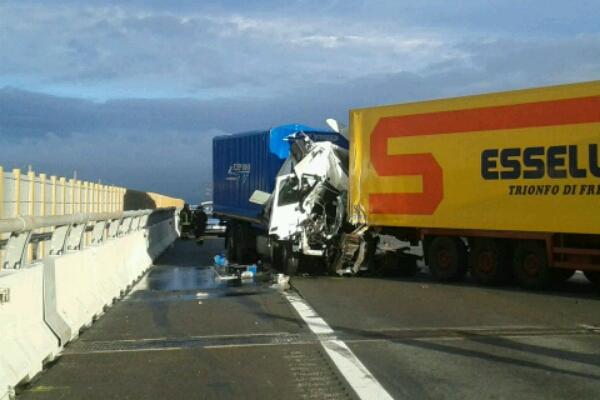 Tamponamento tra tir: un morto