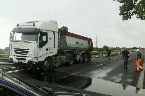 Tir finisce sull’altra carreggiata: tangenziale bloccata