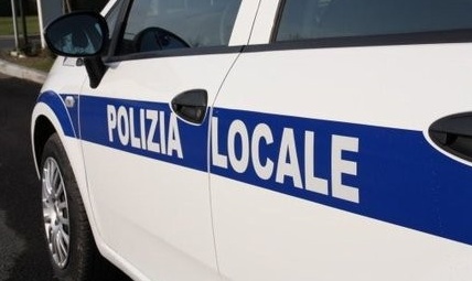 Lascia in cane in auto al sole: multato