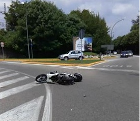 Ancora un incidente all'ingresso di Arona: a terra una moto