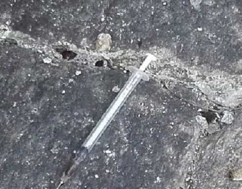 Arona: ci si buca davanti alla chiesa