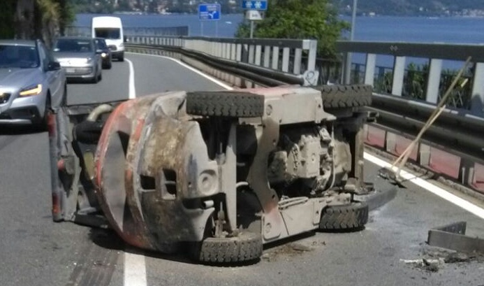 Arona: un muletto casca da un tir