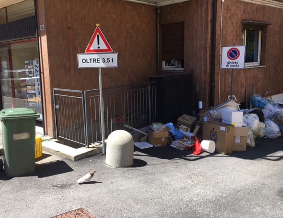 Arona: via Monte Rosa e Paleocapa, immondizia sparsa ovunque