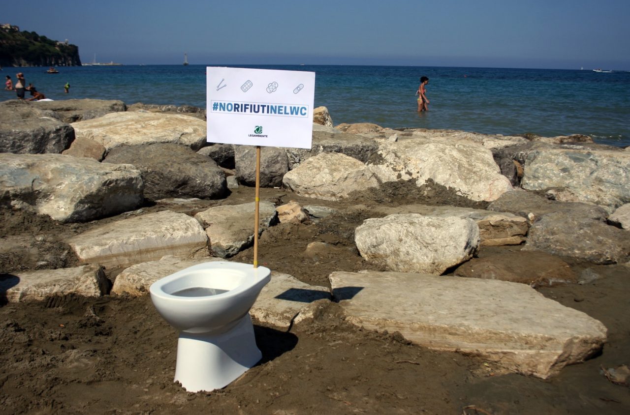 Basta rifiuti gettati nel water, finiscono direttamente sulle nostre spiagge