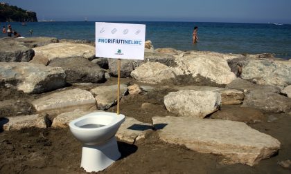 Basta rifiuti gettati nel water, finiscono direttamente sulle nostre spiagge