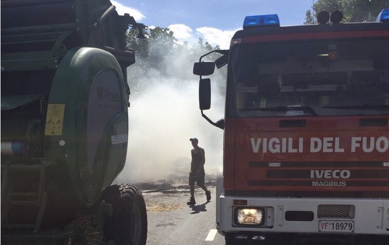 Cureggio: incendio brucia macchinario di imballaggio paglia