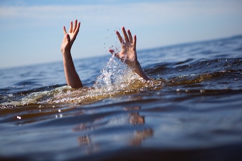 Fa il bagno anche se non sa nuotare: salvato 20enne sul lago D’Orta