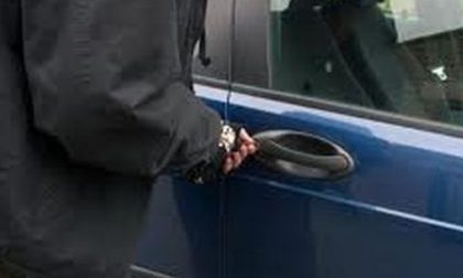 In tre rubano un'auto: ritrovati anche con sostanze stupefacenti