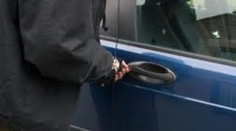 In tre rubano un’auto: ritrovati anche con sostanze stupefacenti