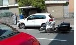 Incidente in via Vittorio Veneto ad Arona: una moto a terra