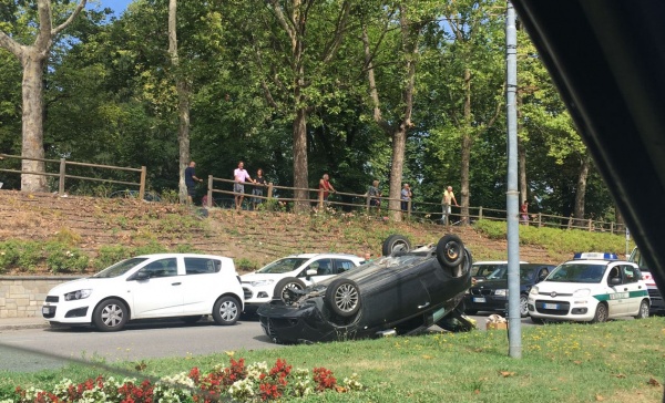 Incidente spettacolare di fronte all’ospedale