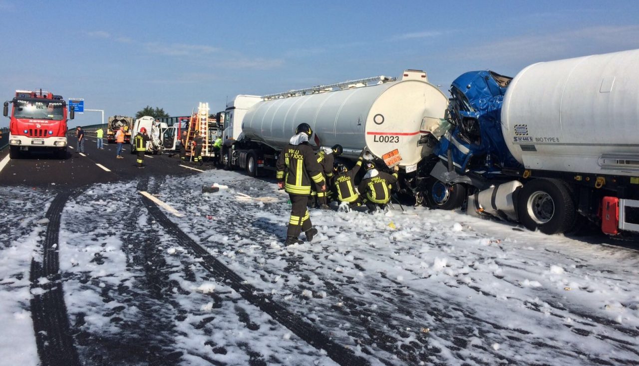 Incidente sulla A4: strada ancora chiusa