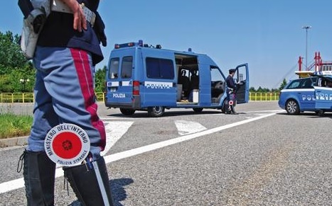 Novara Est a piedi con un coltello: è caccia all’uomo