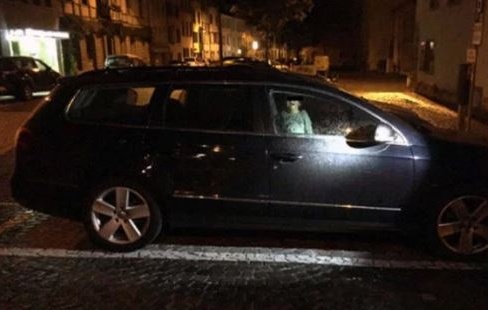 Rischia di soffocare chiuso in auto dagli amici