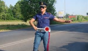 Non si ferma al segnale della Polizia: ritirata la patente a un lesiano