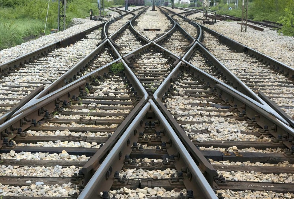 Treno Novara-Milano fermo: pendolari scendono, ora rischiano maximulta