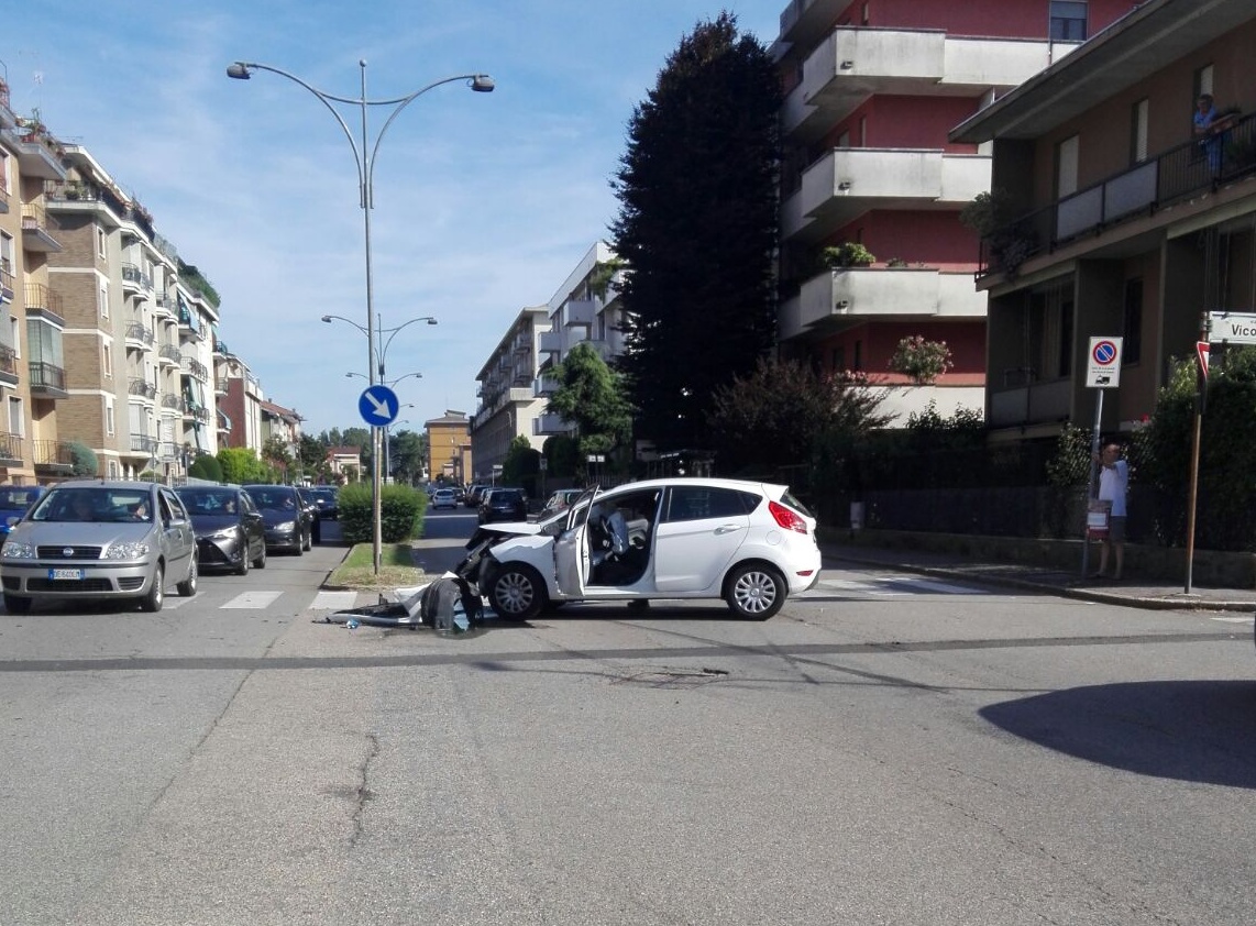 Scontro fra auto in via Galilei: due i feriti