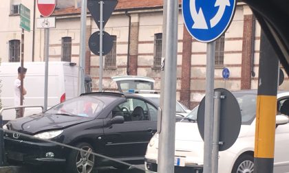 Scontro tra auto e furgone: nessun ferito